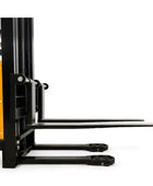 EMS1035TC - 半电动薄腿堆高车 1000 公斤（2204 磅）+ 138 英寸容量
