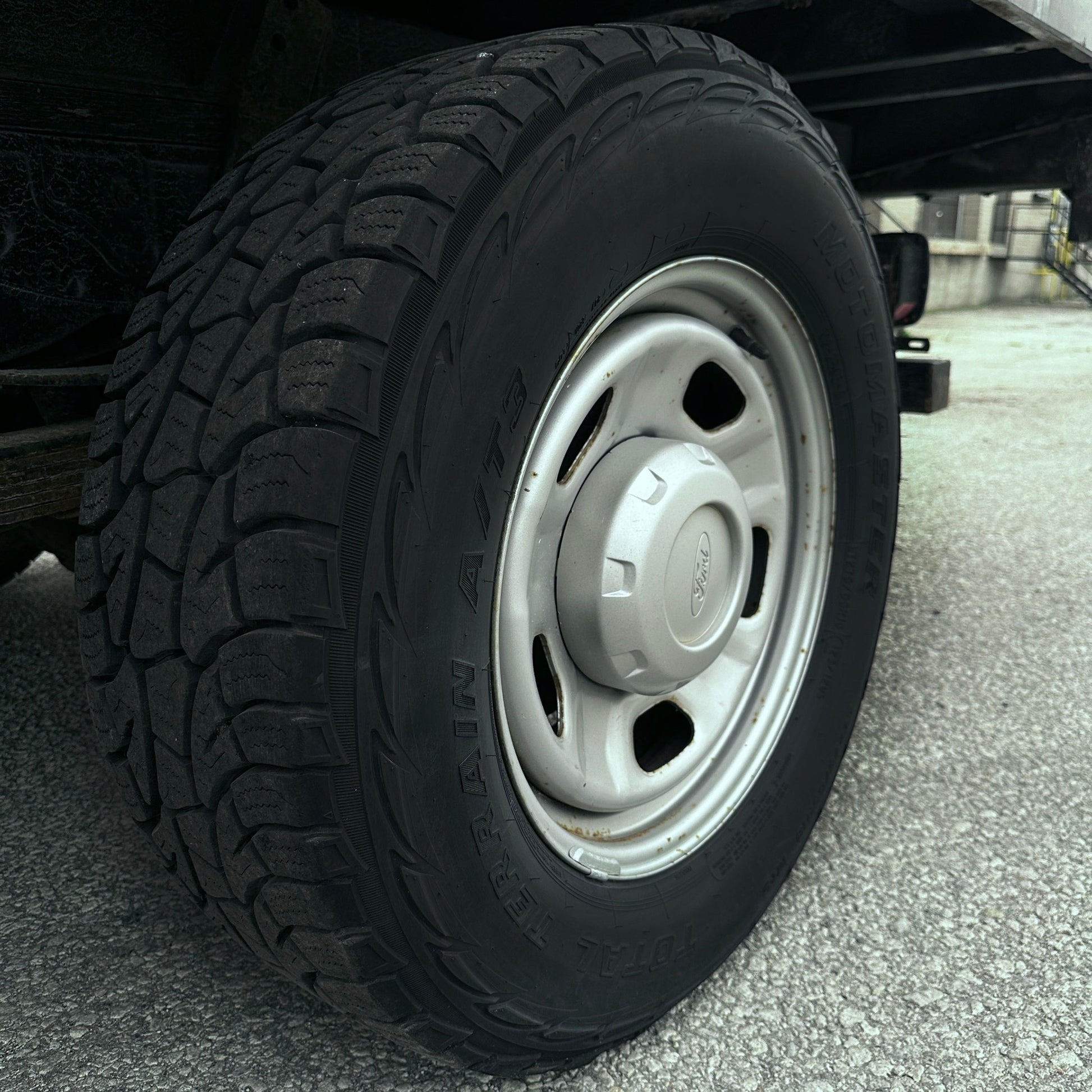 2012 Ford F-350 Flatbed Truck with Drop-Down Side Rails and Hydraulic Liftgate Z9