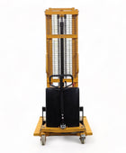 SPN1035E - 半电动宽腿堆高车 1000 公斤（2204 磅）+ 138 英寸容量