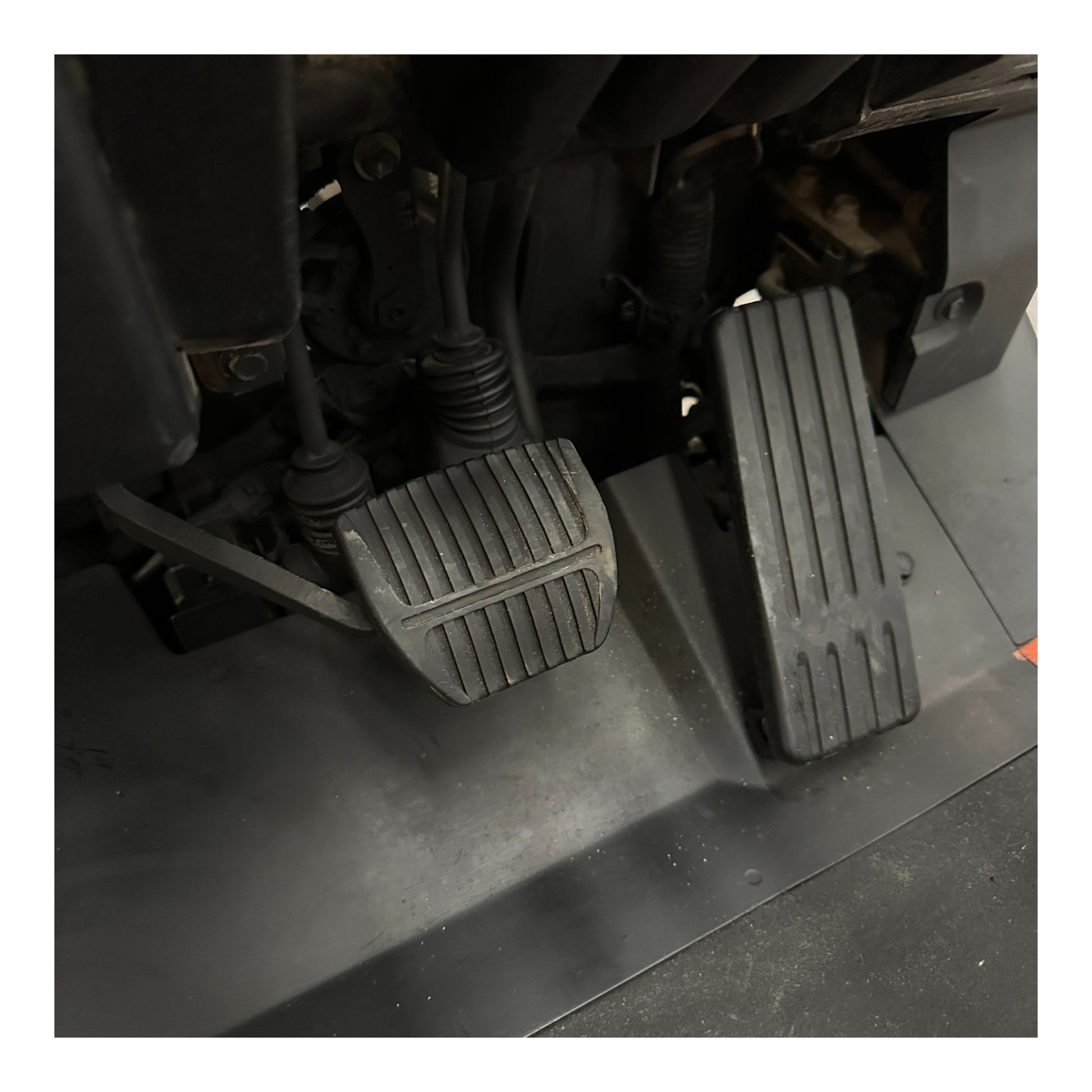 Toyota 7FBEU15 3 Wheel Electric Forklift, 3000 lb (1360 kg) Capacity, Fork Positioner, Charger Included