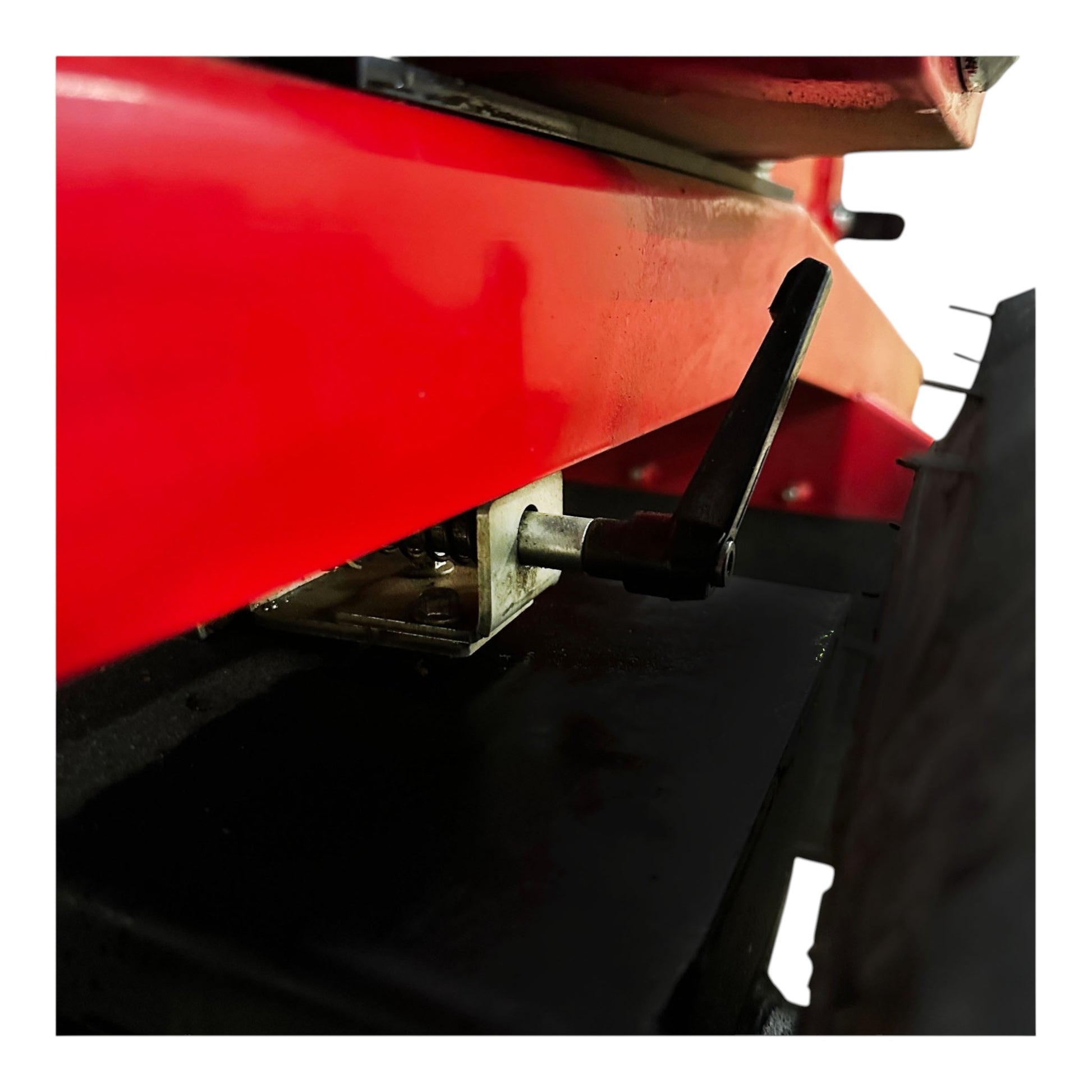 HOC911 Self Propelled Swivel Head Stump Grinder, Honda GX690 22.1 HP Electric Start, 18 Inch Above Ground Grinding, 12 Tungsten Carbide Teeth V